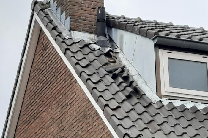 Brandweer ingezet voor losliggende dakpannen