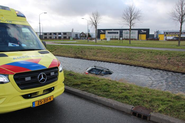 Auto belandt in sloot