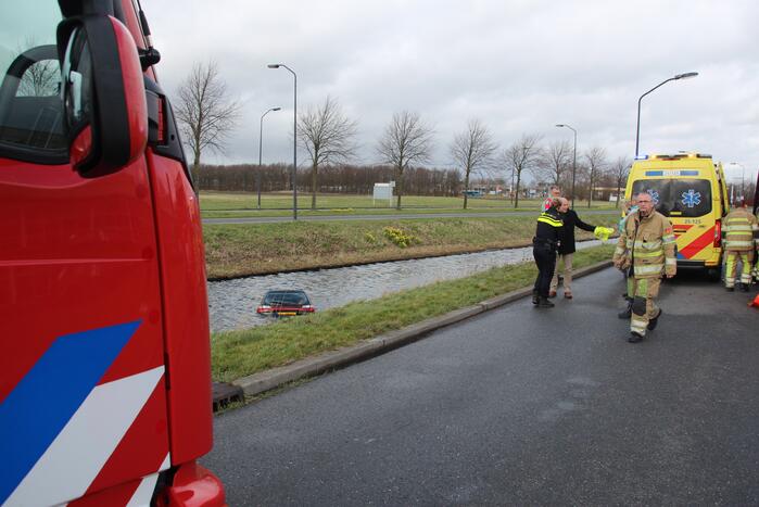Auto belandt in sloot