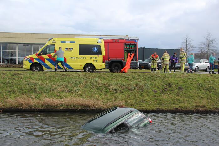 Auto belandt in sloot