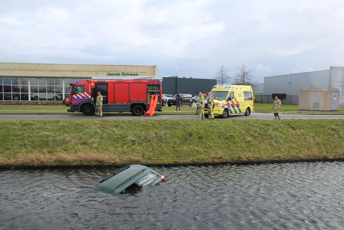 Auto belandt in sloot