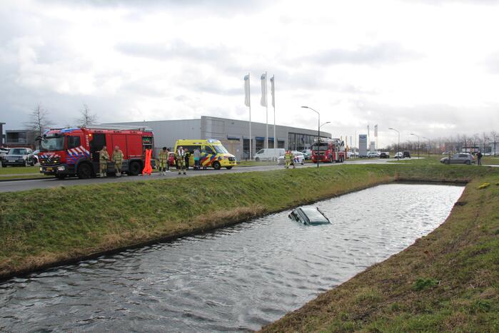 Auto belandt in sloot