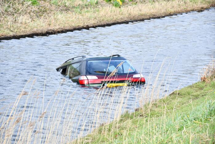 Auto belandt in sloot