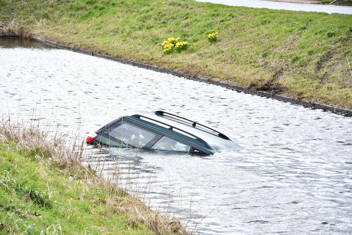 Auto belandt in sloot