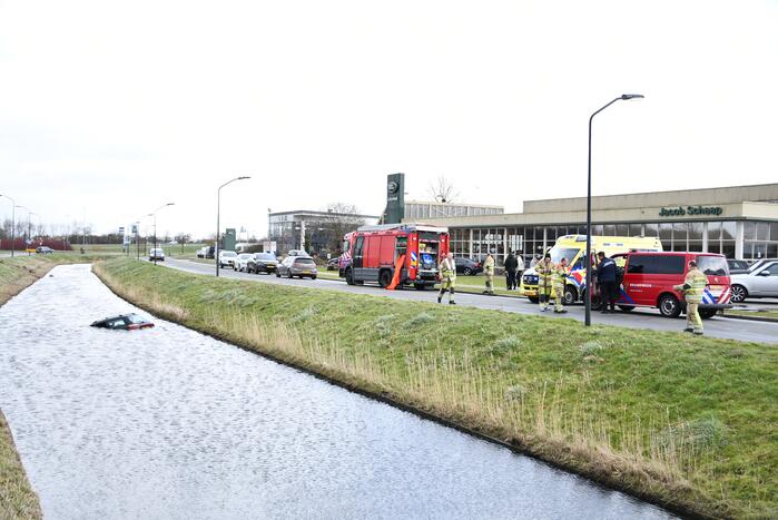 Auto belandt in sloot