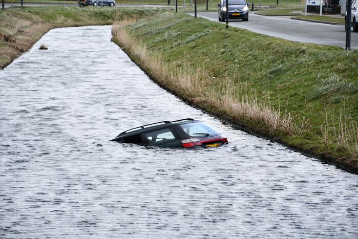 Auto belandt in sloot