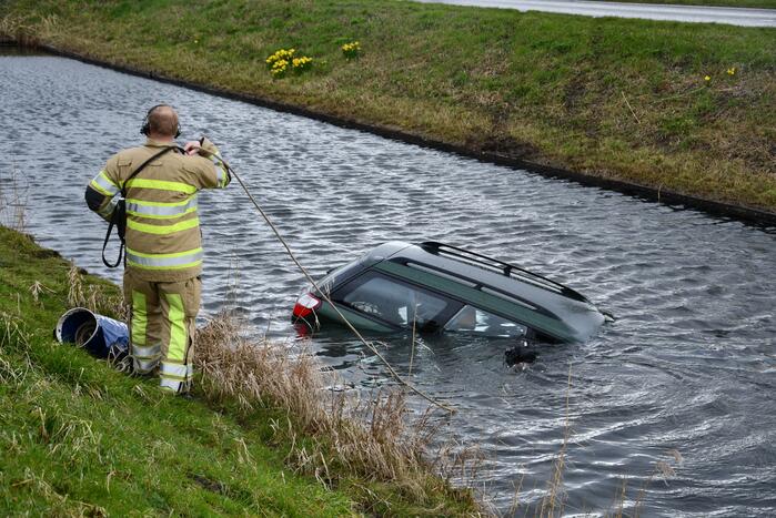 Auto belandt in sloot