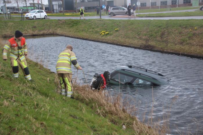 Auto belandt in sloot