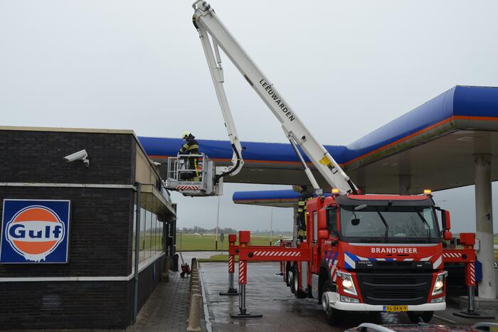 Stormschade op dak tankstation