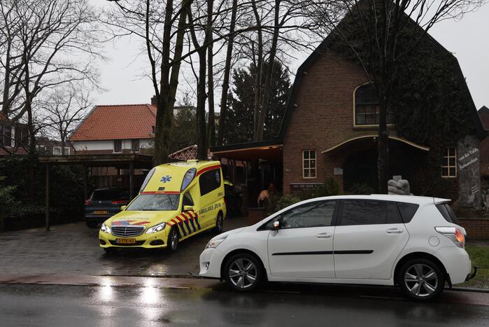 Scooter en bestelbus met elkaar in aanrijding