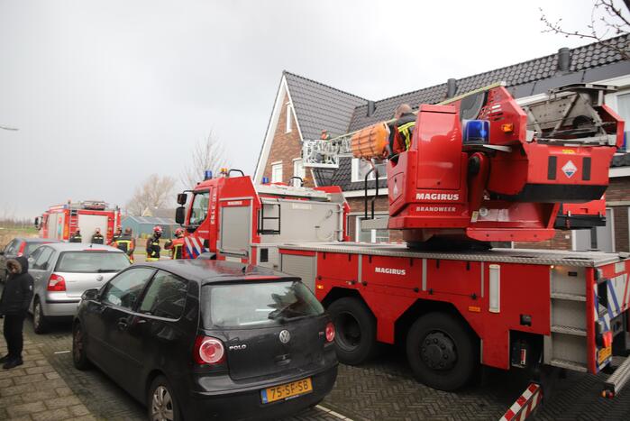 Losliggende dakpannen op woning