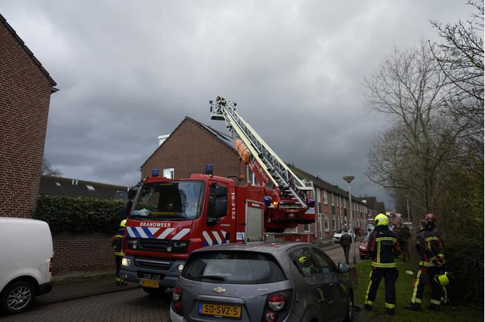 Dakpan dreigt van dak te waaien