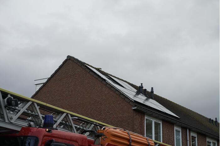 Dakpan dreigt van dak te waaien