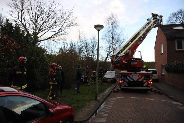 Dakpan dreigt van dak te waaien