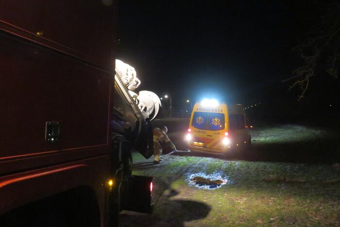 Ambulance vast in grasveld