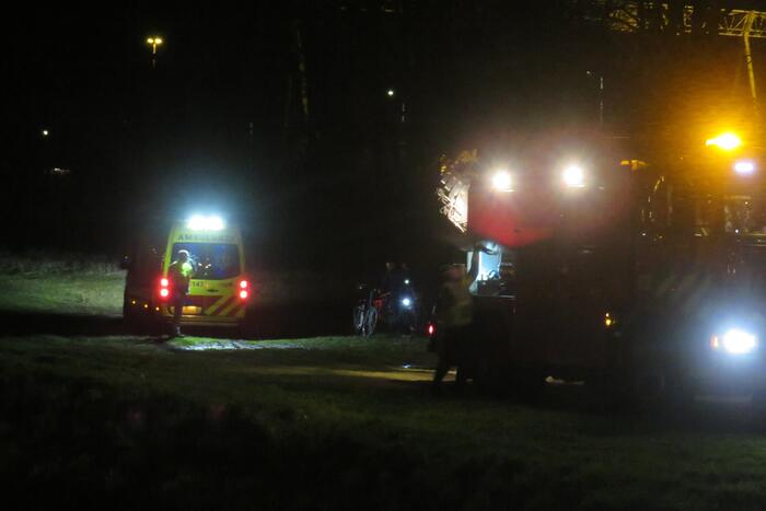 Ambulance vast in grasveld