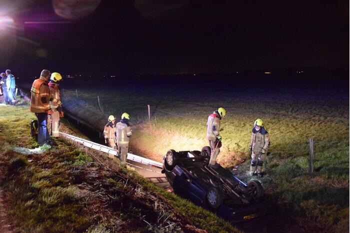 Inzittenden van auto vluchten nadat auto in sloot belandt