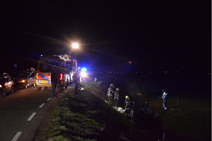 Inzittenden van auto vluchten nadat auto in sloot belandt