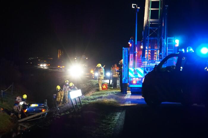 Inzittenden van auto vluchten nadat auto in sloot belandt
