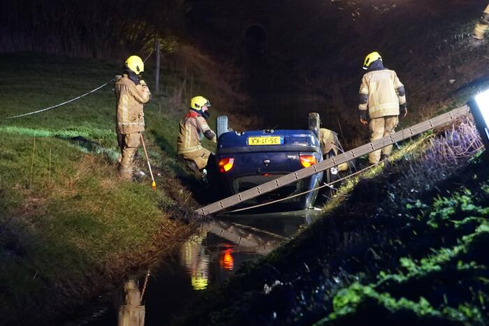 Inzittenden van auto vluchten nadat auto in sloot belandt
