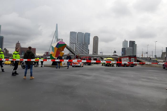 Persoon uit auto te water gehaald en overleden