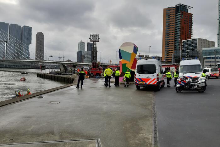 Persoon uit auto te water gehaald en overleden