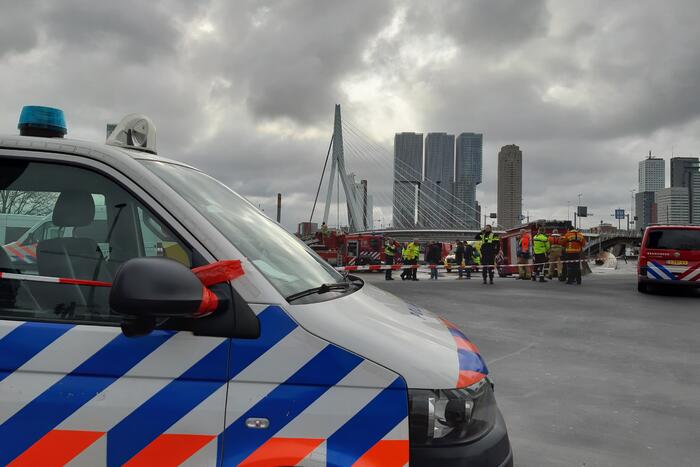 Persoon uit auto te water gehaald en overleden