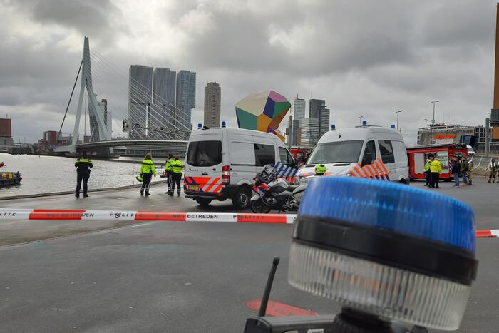 Persoon uit auto te water gehaald en overleden