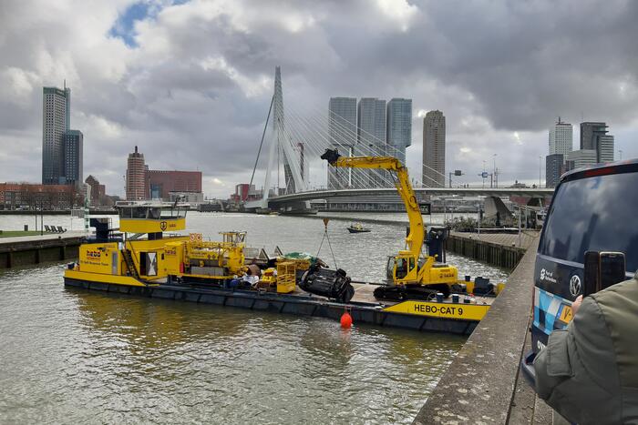 Persoon uit auto te water gehaald en overleden