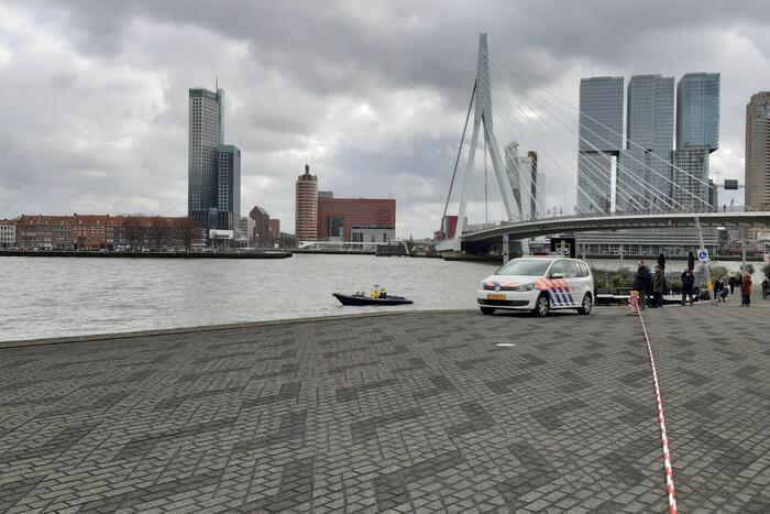 Persoon uit auto te water gehaald en overleden