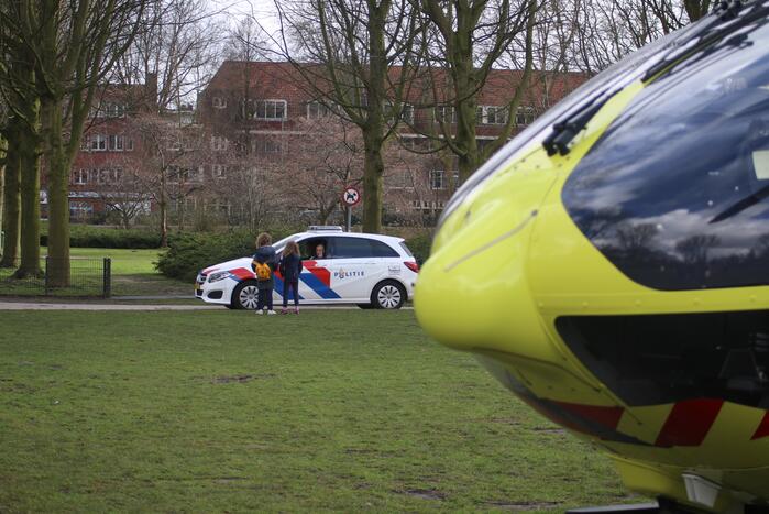 Traumahelikopter haalt coronapatiënt op