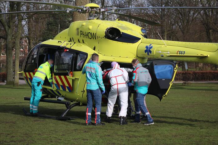 Traumahelikopter haalt coronapatiënt op