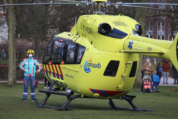 Traumahelikopter haalt coronapatiënt op