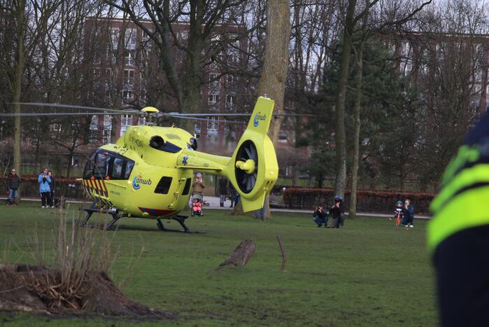 Traumahelikopter haalt coronapatiënt op