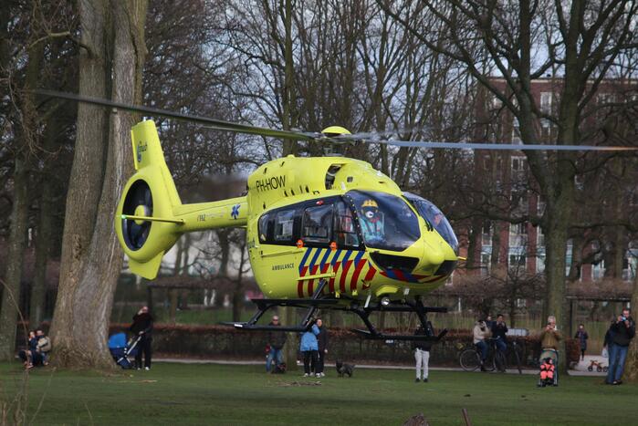 Traumahelikopter haalt coronapatiënt op