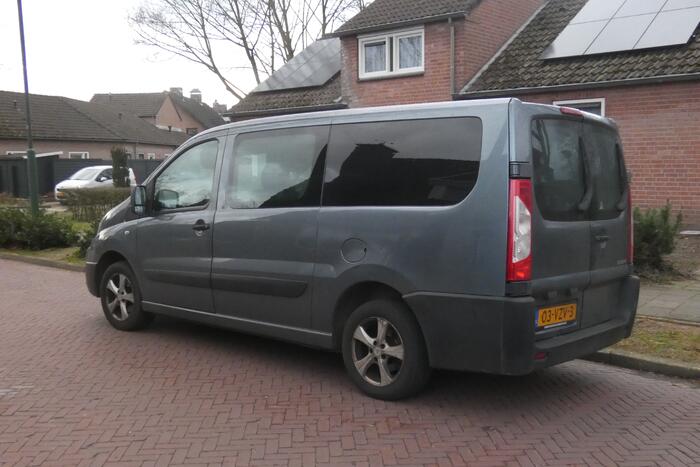 Schade bij botsing tussen bestelbussen