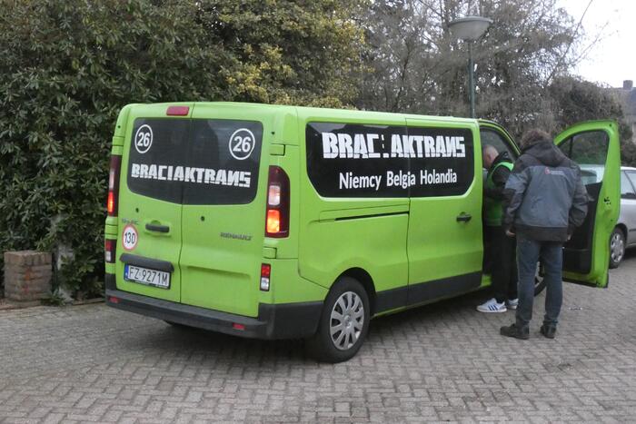Schade bij botsing tussen bestelbussen
