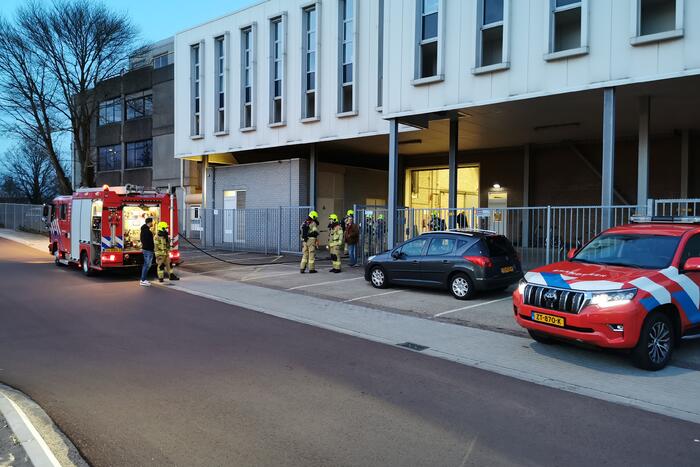 Brandweer verricht metingen na ammoniaklek in Riedel BV