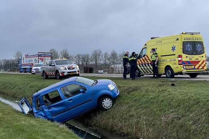 Auto belandt in de sloot na botsing met vrachtwagen