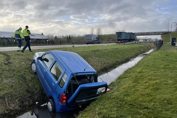 Auto belandt in de sloot na botsing met vrachtwagen