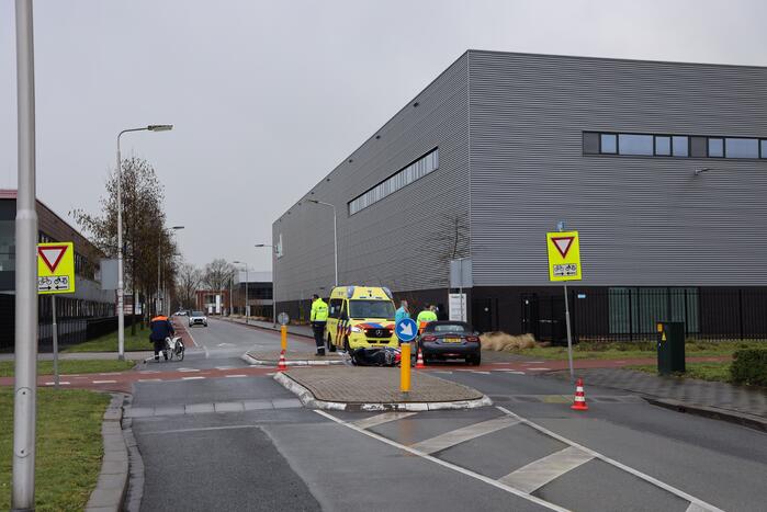 Scooterrijdster botst op auto