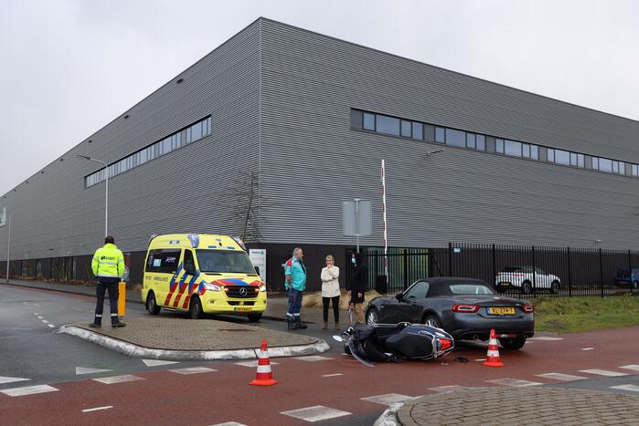 Scooterrijdster botst op auto