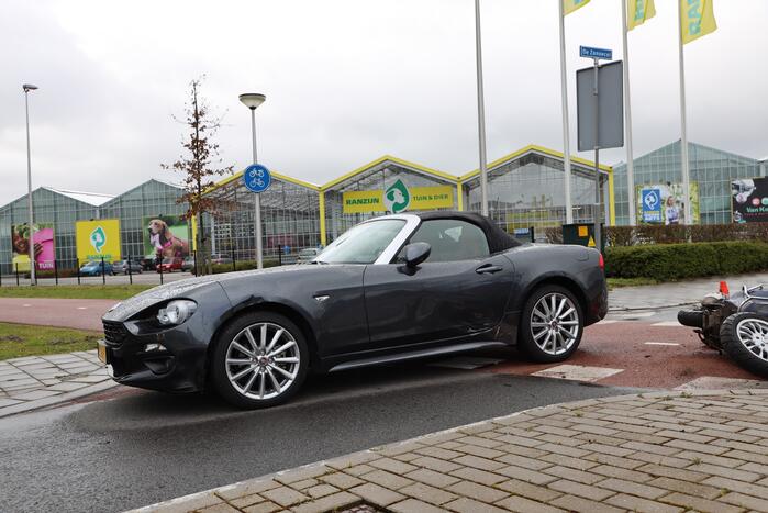 Scooterrijdster botst op auto