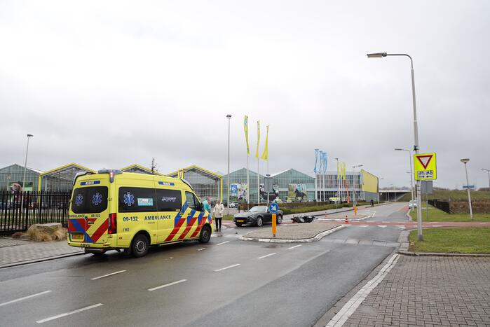 Scooterrijdster botst op auto