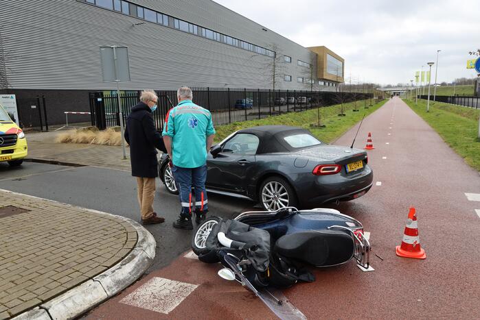 Scooterrijdster botst op auto