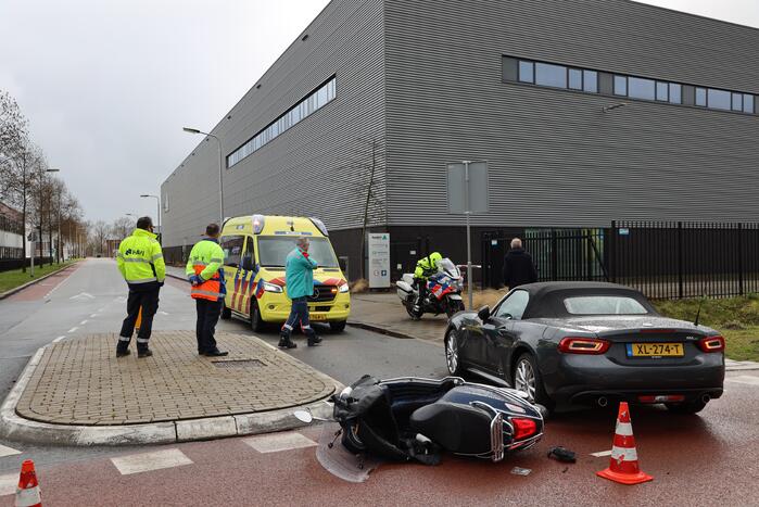 Scooterrijdster botst op auto