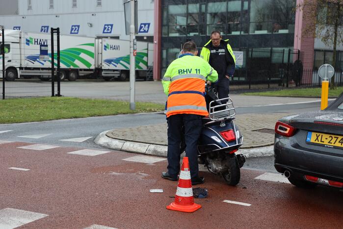 Scooterrijdster botst op auto