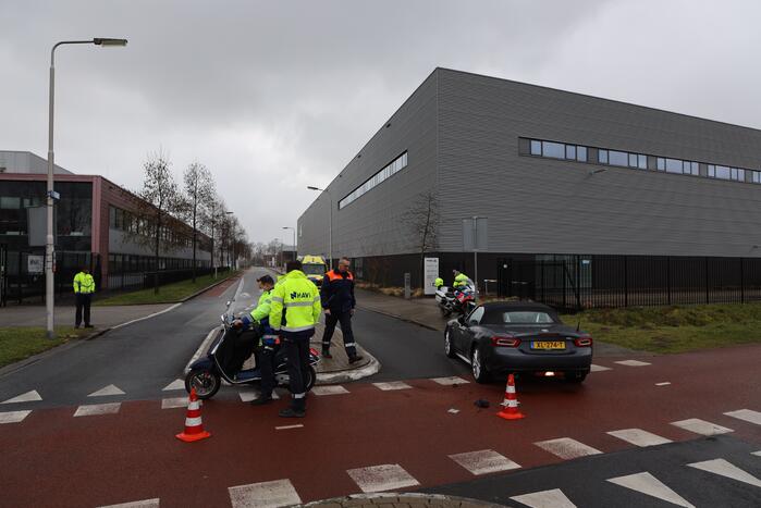 Scooterrijdster botst op auto