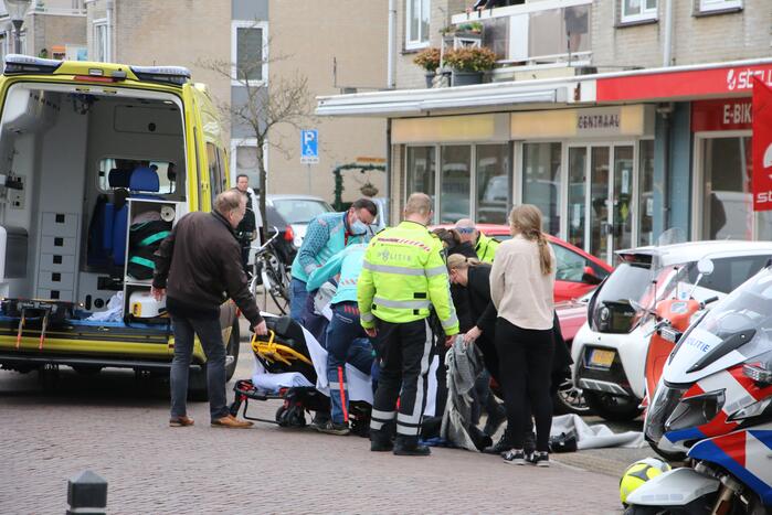 Fietser valt tegen auto en raakt gewond