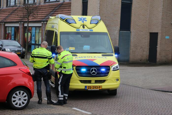 Fietser valt tegen auto en raakt gewond